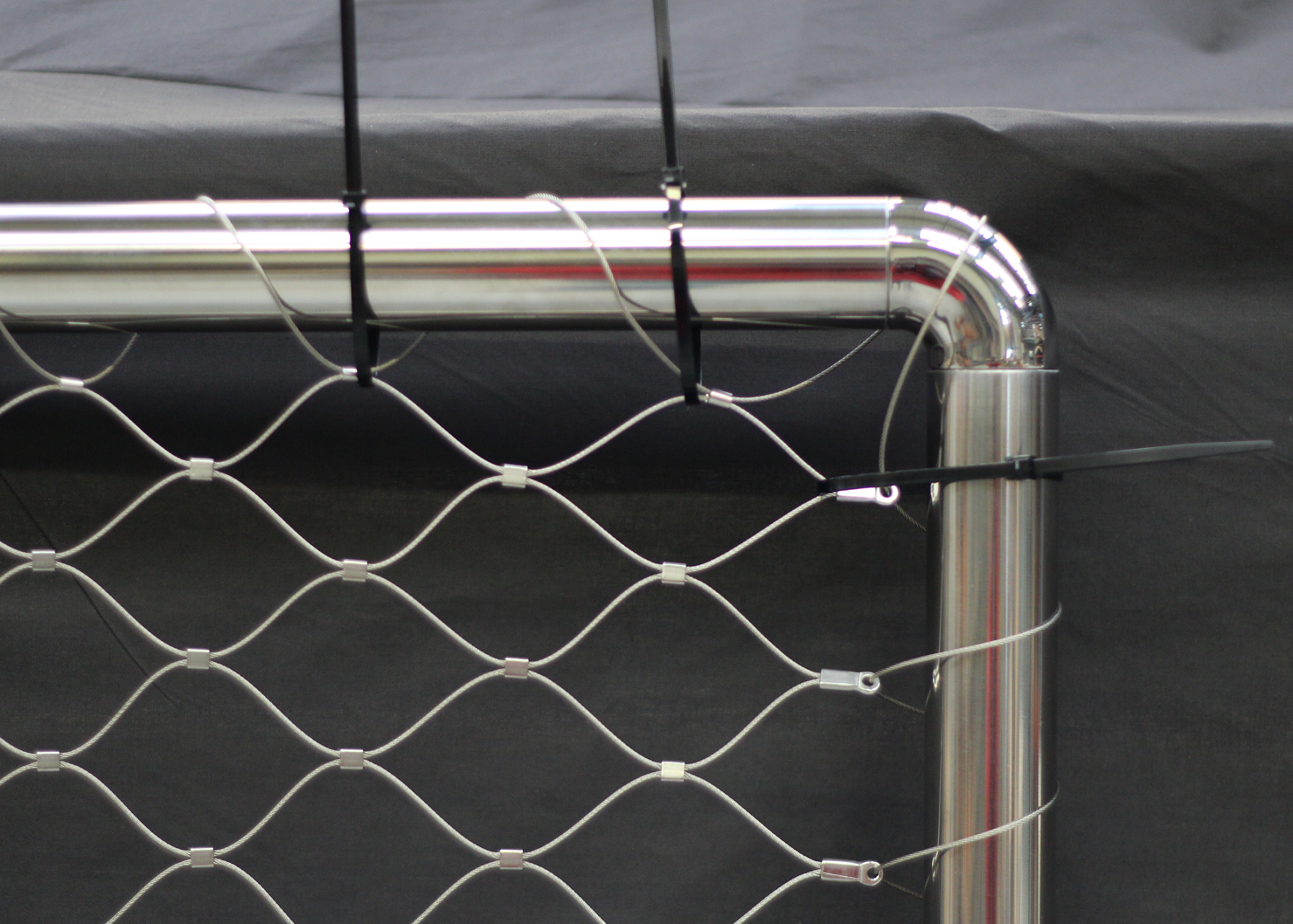 FITTING THE STAINLESS STEEL NETTING